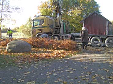 Masten rensas från gräs och redo för lyft.