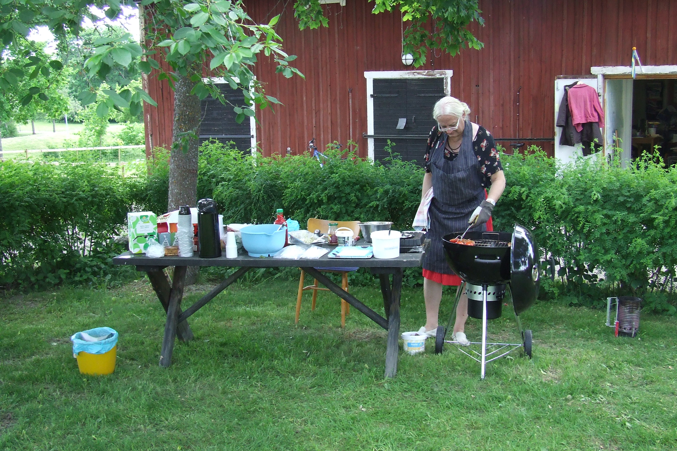 Kockan vid grillen.